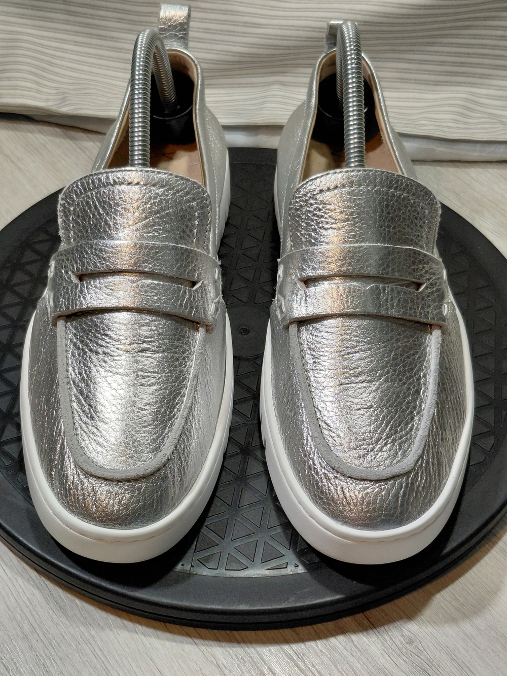 NEW Vionic Womens Uptown Penny Loafer Metallic Silver Leather SIZE 9 - Picture 2 of 11
